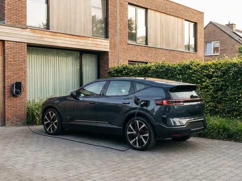 Voiture electrique branchee sur borne 22 kW
